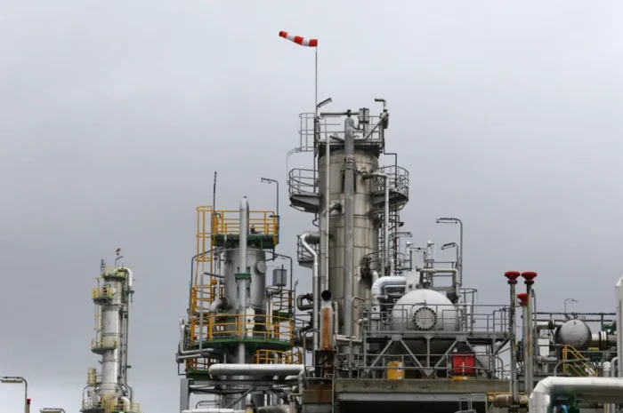 Το πετρέλαιο συνεχίζει πάνω από τα 100 δολάρια – Η αγορά ανησυχεί για το αδιέξοδο στις ειρηνευτικές επαφές και τον αποκλεισμό των Στενών του Ορμούζ