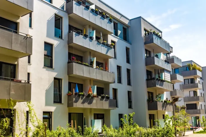 Ακίνητα: Ο πόλεμος απειλεί με νέες αυξήσεις τιμών σε παλαιά και νεόδμητα – Έχουν πάρει «φωτιά» τα οικοδομικά υλικά