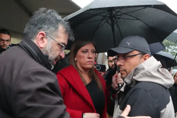 Δίκη για τα Τέμπη: Φωνές και γιουχαΐσματα από τους συγγενείς στην αίθουσα