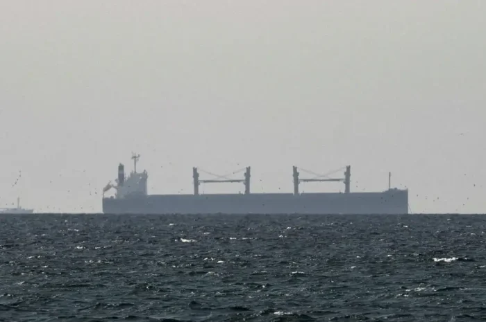 Βίντεο από την κατάληψη του ιρανικού πλοίου από το αντιτορπιλικό των ΗΠΑ: «Ετοιμαζόμαστε για πυρά» – Με αντίποινα απειλεί το Ιράν