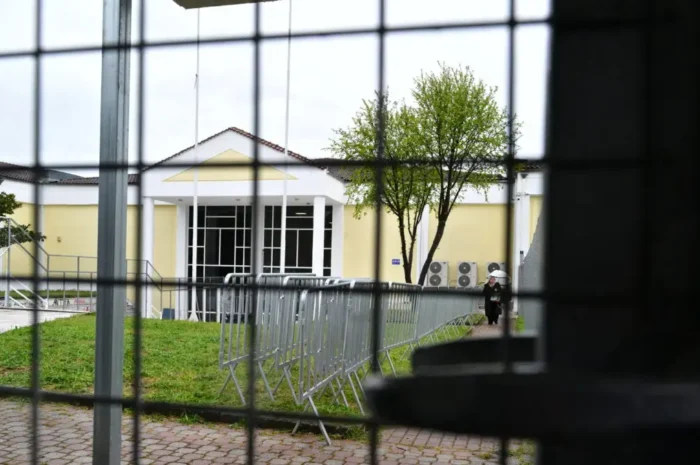 Δίκη για Τέμπη: Τη Μ. Δευτέρα νομιμοποιούνται οι επιζώντες – Μόλις 6 από τους 36 κατηγορούμενους στο εδώλιο, «λύγισαν» οι συγγενείς των θυμάτων