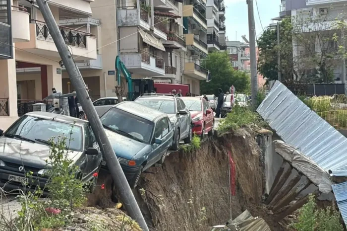 Θεσσαλονίκη: «Βούλιαξε» δρόμος κατά τη διάρκεια εργασιών – Βρέθηκε στο κενό παρκαρισμένο αυτοκίνητο