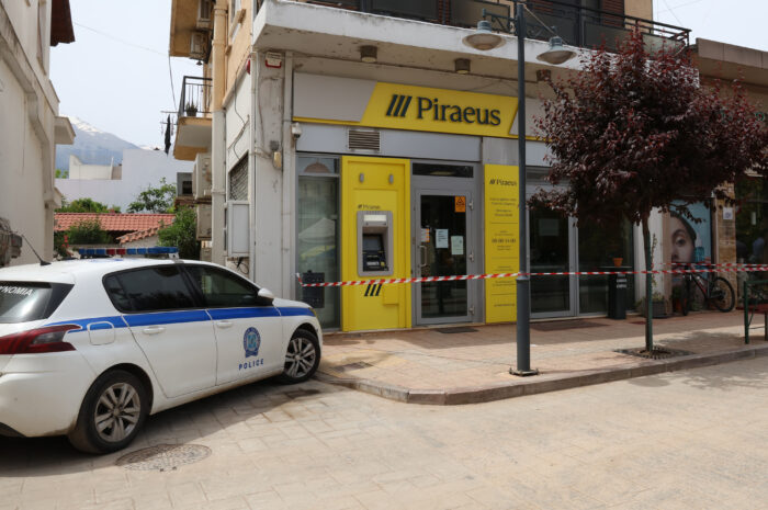 Ληστεία στην Κάτω Τιθορέα: Η στιγμή που οι δράστες φεύγουν από την τράπεζα – Τους έπεσαν χρήματα στο δρόμο