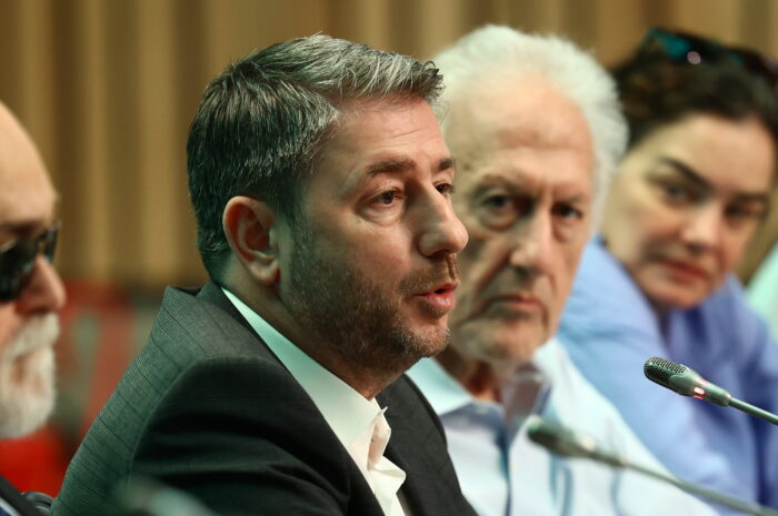 ΠΑΣΟΚ σε μονομέτωπη επίθεση κατά ΝΔ αλλά με το βλέμμα στραμμένο στον Τσίπρα