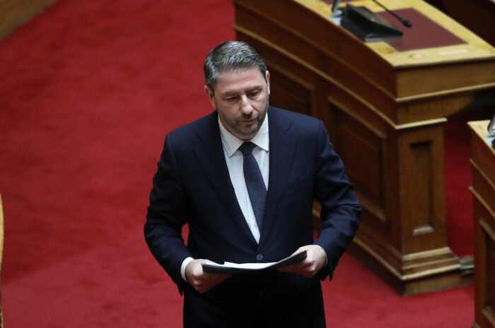Αποχώρησε από τη Βουλή και τη συζήτηση για την εξεταστική το ΠΑΣΟΚ – Θέμα εθνικής προδοσίας έθεσε ο Νίκος Ανδρουλάκης