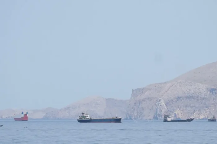 Ένα βήμα πριν από την κατάρρευση η εκεχειρία: Με το δάκτυλο στη σκανδάλη ΗΠΑ και Ιράν στα Στενά του Ορμούζ
