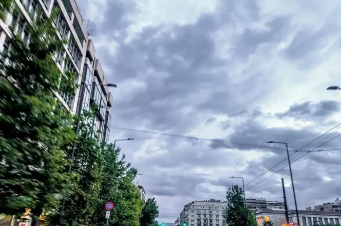 Καιρός σήμερα: Βροχές και καταιγίδες κυρίως το απόγευμα – Έως 6 μποφόρ οι άνεμοι στο Αιγαίο