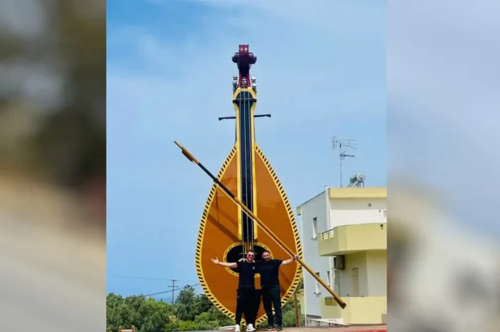 Ηράκλειο: Κατασκευάστηκε «η μεγαλύτερη κρητική λύρα στον κόσμο» – Χρειάστηκε 6 μήνες για να ολοκληρωθεί