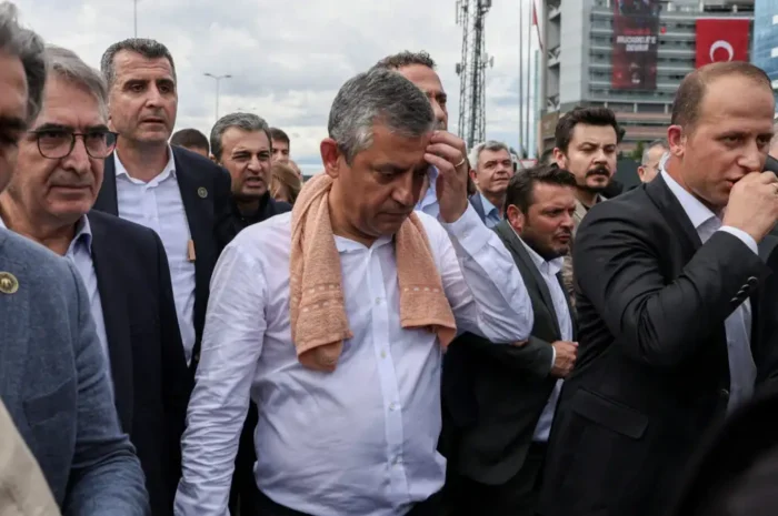 Τουρκία: Πολιτική κρίση χωρίς προηγούμενο – Το κόλπο του Ερντογάν για να «τελειώσει» τον Οζγκιούρ Οζέλ – Οι επιπτώσεις στην οικονομία