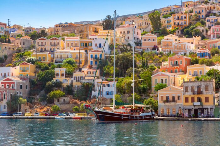 Σύμη: Το πολύχρωμο στολίδι των Δωδεκανήσων