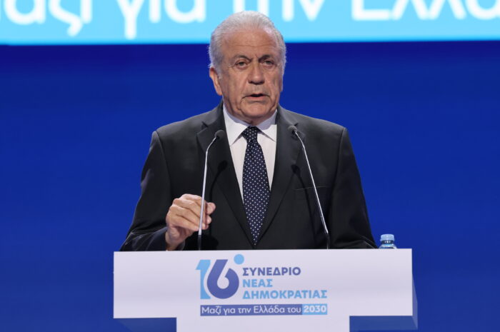 Δημήτρης Αβραμόπουλος: «Μούδιασμα» στο Μαξίμου μετά το ευρωπαϊκό ένταλμα σύλληψής του – Τα 73.000 ευρώ και η επίμαχη ΜΚΟ