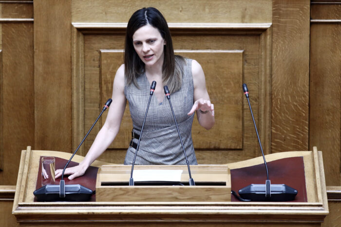 Η Έφη Αχτσιόγλου παραιτήθηκε από βουλευτής με επιστολή της στον Νικήτα Κακλαμάνη