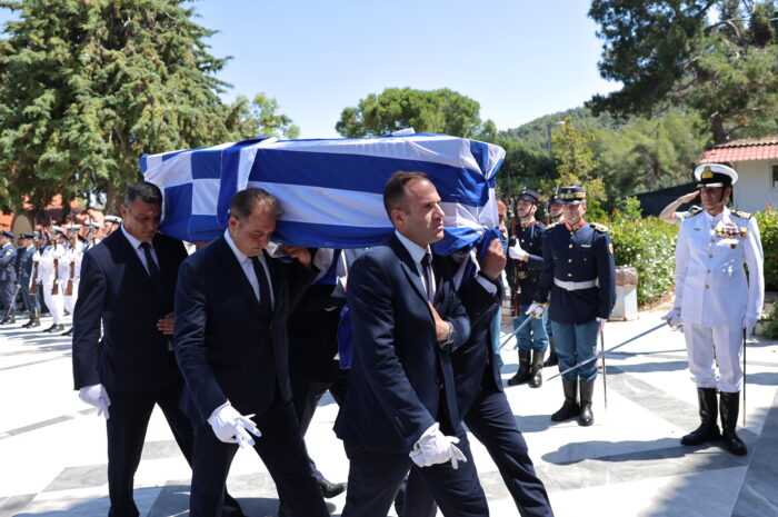 Συγκίνηση στην κηδεία του Γιώργου Σουφλιά – Στην εξόδιο ακολουθία ο Κυριάκος Μητσοτάκης