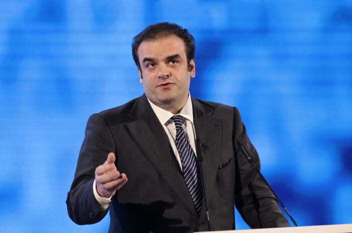 Πιερρακάκης: Παρατείνεται έως 30 Σεπτεμβρίου η ρύθμιση για το ελβετικό φράγκο – Παράταση και για τα υβριδικά ΙΧ