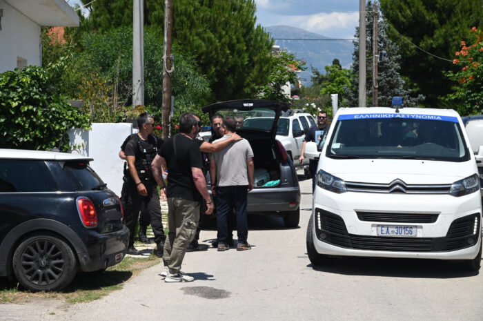 Αίγιο: Ο 65χρονος Ιταλός συνελήφθη για οπλοκατοχή, στο μικροσκόπιο το «κενό» των 6 ωρών μετά τη δολοφονία μητέρας και γιου
