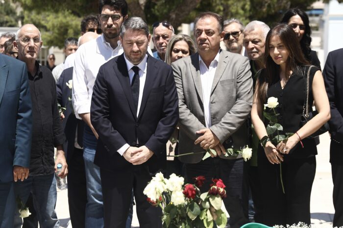 Ανδρέας Παπανδρέου: Το πολιτικό μνημόσυνο για τα 30χρόνια στο Α’ Νεκροταφείο – Ο Νίκος Ανδρουλάκης και άλλα στελέχη του ΠΑΣΟΚ έδωσαν το παρών