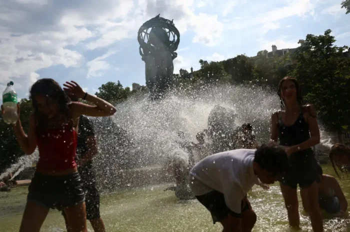 Η Ευρώπη «φλέγεται» από πρωτοφανές κύμα καύσωνα: Σε «κόκκινο» συναγερμό πολλές χώρες, δεκάδες οι θάνατοι