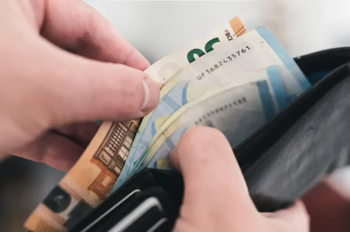 Κατασχέσεις λογαριασμών: Διπλασιασμός του ακατάσχετου ορίου στους κοινούς λογαριασμούς, στα 2.200 ευρώ – Όλες οι αλλαγές