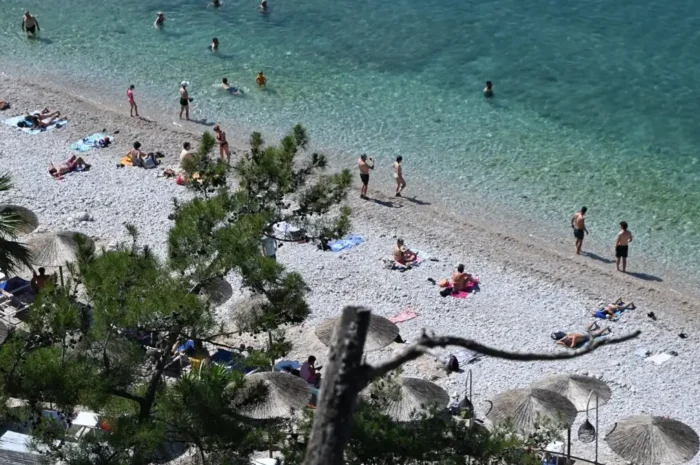 Καιρός σήμερα: Ζέστη με 33 βαθμούς – Βροχές στα ηπειρωτικά και καταιγίδες στα δυτικά ορεινά