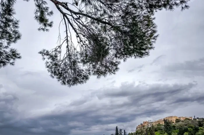 Καιρός σήμερα: Βοριάδες έως 7 μποφόρ στο Αιγαίο – Βροχές με θερμοκρασία έως τους 34 βαθμούς