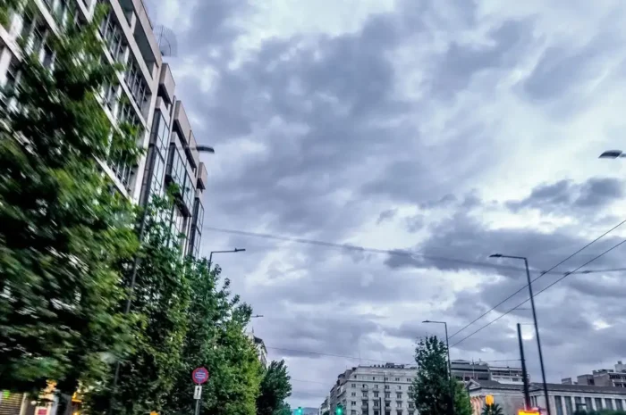 Καιρός σήμερα: Συννεφιά με τοπικές βροχές και καταιγίδες – 30άρια στη θερμοκρασία