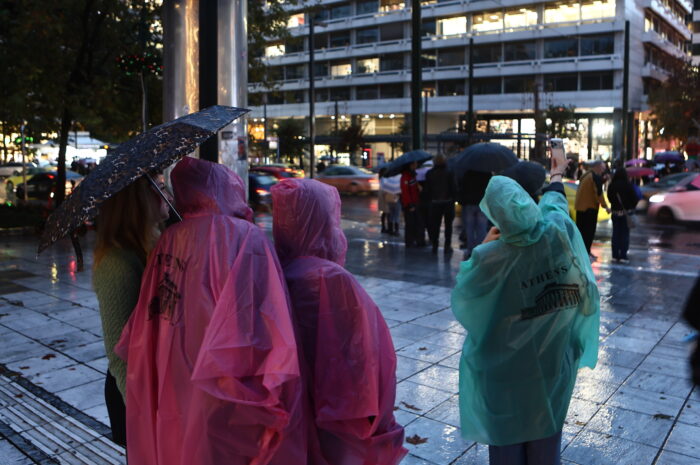 Καιρός: Μπαράζ μηνυμάτων από το 112 για ισχυρές καταιγίδες και κεραυνούς τις επόμενες ώρες – «Περιορίστε τις μετακινήσεις σας»