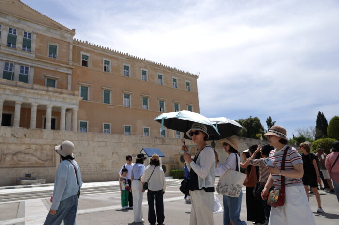 Καιρός σήμερα: Ζέστη με 42 βαθμούς Κελσίου – Πιθανές βροχές σε Σποράδες και Αιγαίο το βράδυ