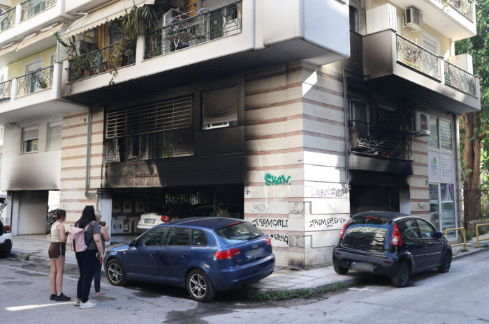 Θεσσαλονίκη: Τρεις εμπρηστικές επιθέσεις σε σπίτια πολιτικών της ΝΔ – 5 τραυματίες, μία γυναίκα διασωληνωμένη
