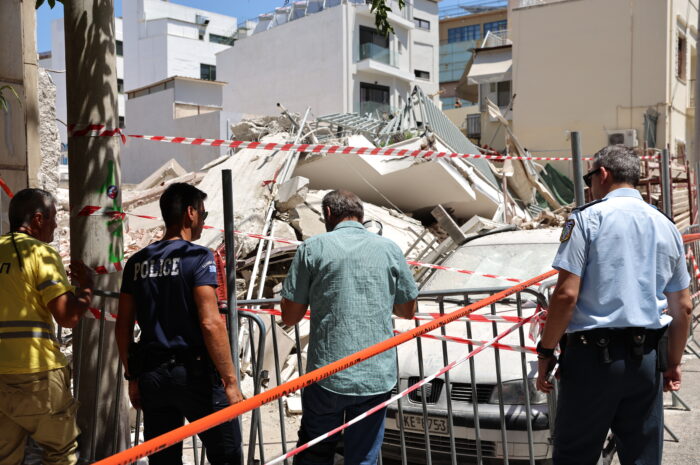 Πετράλωνα: Βουνό τα μπάζα από τα συντρίμμια και χαλάσματα την επόμενη μέρα της πτώσης της πολυκατοικίας