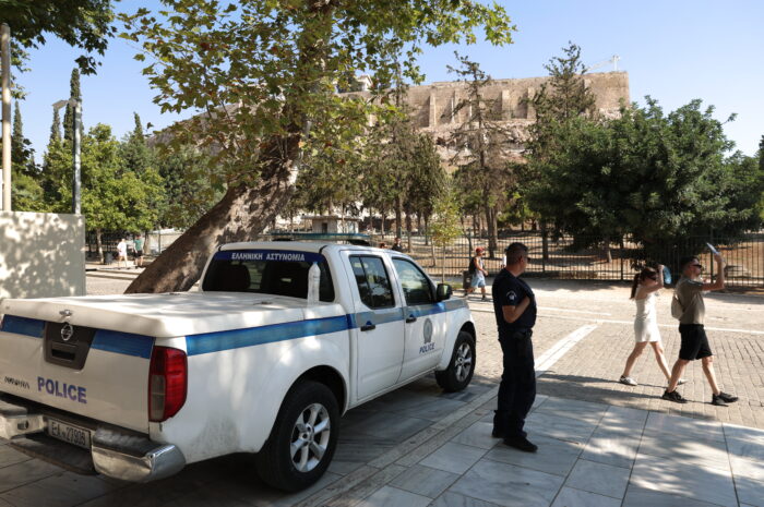 Ακρόπολη: Πώς έγινε η επίθεση με μαχαίρι σε Ελληνοαμερικανούς τουρίστες – «Πήγε να σφάξει τη γυναίκα»