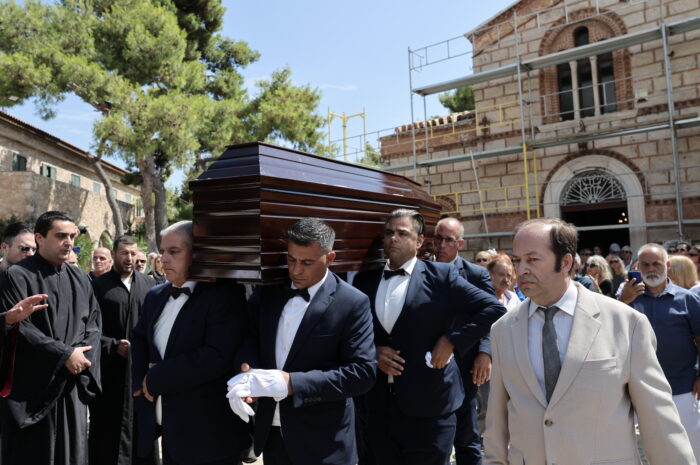 Μαίρη Λίντα: Τελευταίο αντίο στην αξεπέραστη τραγουδίστρια – Συγκίνηση στην κηδεία της