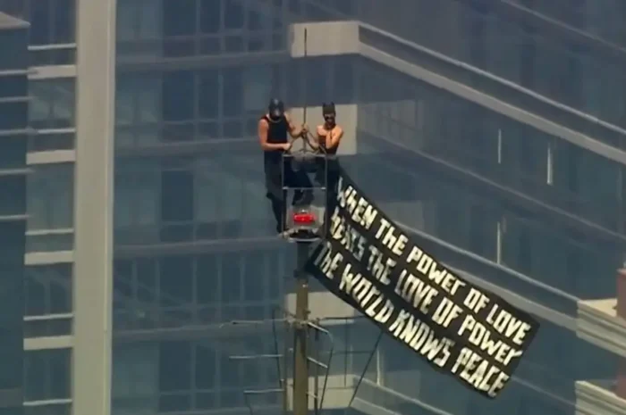 Νέα Υόρκη: Ποιοι είναι οι Ρώσοι «Skywalkers» που σκαρφάλωσαν στο Empire State Building, αρραβωνιάστηκαν και συνελήφθησαν – Έγιναν ταινία στο Netflix