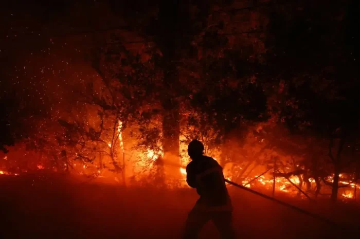 Κόλαση φωτιάς στη νοτιοδυτική Γαλλία: Εκκενώνεται το θέρετρο Καπ Φερέ – Άνθρωποι απομακρύνoνται με βάρκες