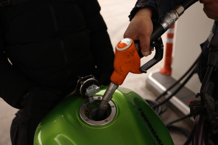 Βενζίνη και diesel στα ύψη, ειδικά στα νησιά – Φόβοι για νέο κύμα ακρίβειας με το Brent στα 100 δολάρια