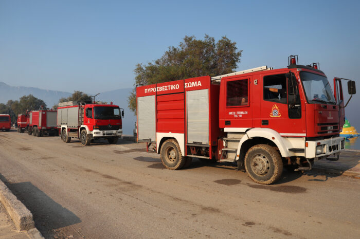 Φωτιά στο Παραδείσι Εύβοιας: Μήνυμα του 112, στη μάχη και εναέρια μέσα