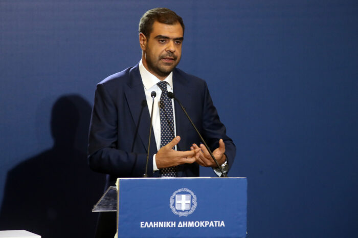 Μαξίμου: Οι πολιτικές απάτες του Αλέξη Τσίπρα – Άλλα είπε στην ομιλία του, άλλα λέει το πρόγραμμα της ΕΛΑΣ