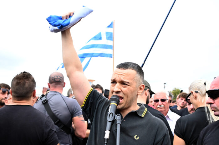 Αποφυλακίστηκε ο Ηλίας Κασιδιάρης: «Επιστρέφω με ένα νέο ισχυρό εθνικό κόμμα» – Τον περίμεναν οπαδοί του φωνάζοντας: Ηλία θυμήσου, είμαστε μαζί σου