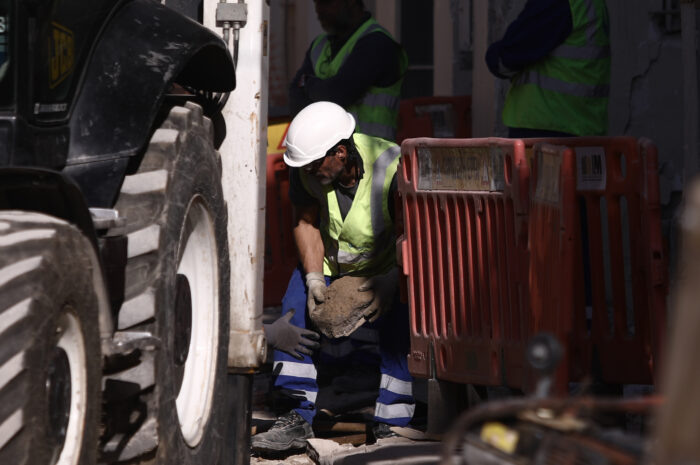 Έκρηξη στην Πλάκα: Έλεγχοι στατικότητας στα κτίρια που υπέστησαν ζημιές – Στο «μικροσκόπιο» το σπίτι του ηλικιωμένου ζευγαριού