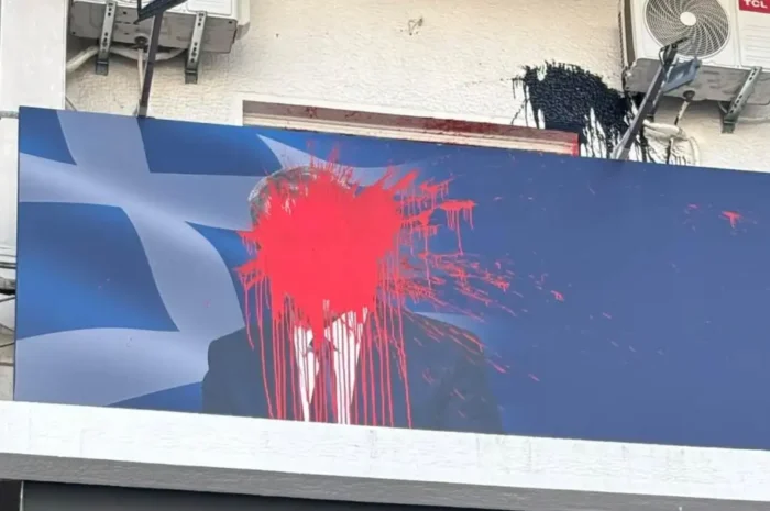 Ανδρέας Λοβέρδος: Επίθεση με μπογιές στο πολιτικό γραφείο του στη Δάφνη – «Δεν τους φοβάμαι, δεν με πτοούν»