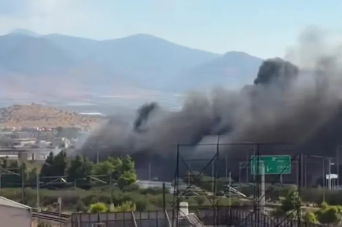Φωτιά στην Μάνδρα: Καίει σκουπίδια στο Ξηροπήγαδο – Μήνυμα του 112 για ετοιμότητα και για πυκνούς καπνούς, ενισχύθηκαν οι δυνάμεις