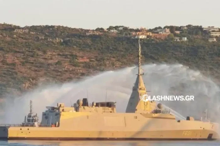 Στο λιμάνι της Σούδας η φρεγάτα «Κίμων» – Εντυπωσιακά πλάνα από την «υδάτινη αψίδα» για την υποδοχή της