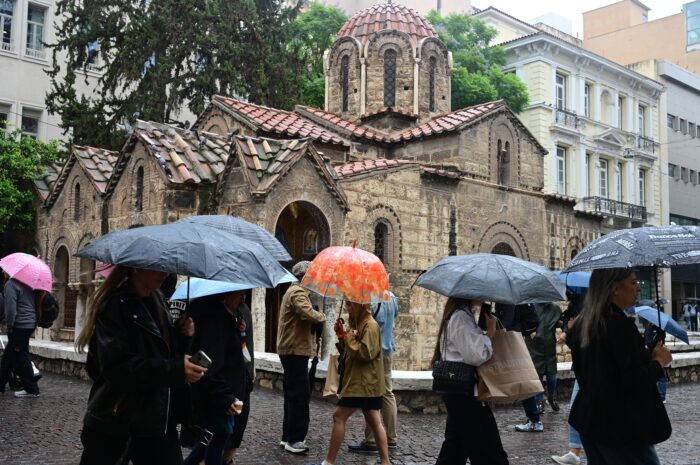 Καιρός σήμερα: Βροχές και καταιγίδες με λίγα χιόνια στα βουνά – Πέφτει η θερμοκρασία