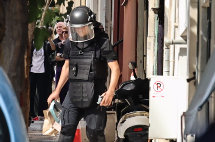 Ύποπτη τσάντα εντοπίστηκε στα Εξάρχεια: Διακοπή κυκλοφορίας στη Μπενάκη και ΤΕΕΜ στο σημείο