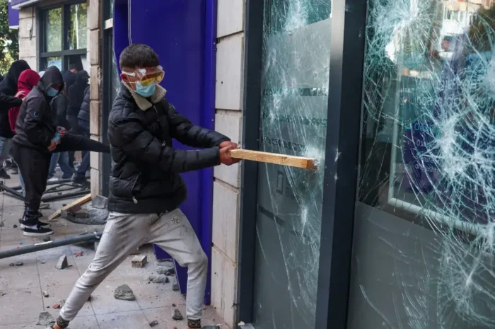 Η Αλβανία «φλέγεται» από τις διαδηλώσεις: Φοιτητές προσπάθησαν να εισβάλουν στο γραφείο του Ράμα, μεγάλες καταστροφές και τραυματίες