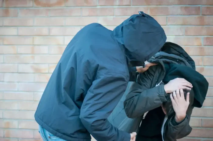 Πύργος: Ανήλικοι χτύπησαν 14χρονο με γκλοπ στο κεφάλι και του άρπαξαν το κινητό – 5 συλλήψεις