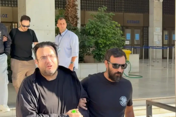 Φίλιππος Καμπούρης: Στον ανακριτή μαζί με τη σύζυγό του – «Είμαι αθώος, είναι σκευωρία» είπε έξω από τη ΓΑΔΑ